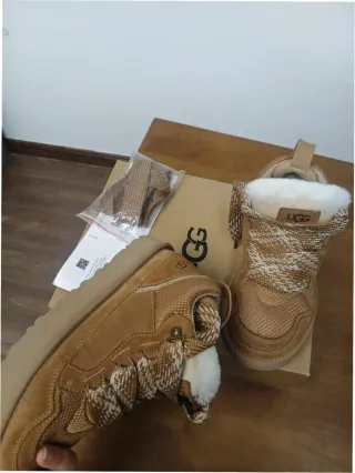 Stivali UGG Lowmell Taglia 38 Beige/Marrone