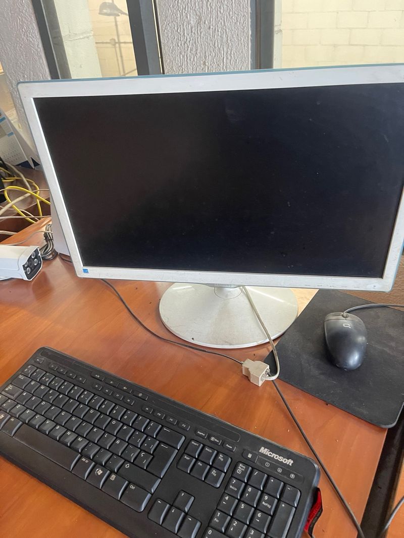 Lote Monitor Samsung Plateado + Teclado y Ratón