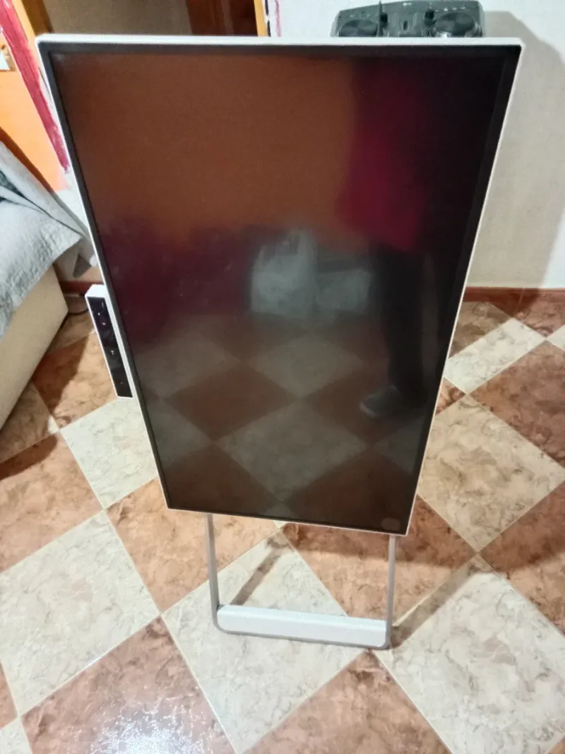 TV LG con ruedas funciona pero tiene pantalla Rota afbeelding 2