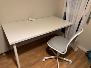 2 escritorios y 2 sillas