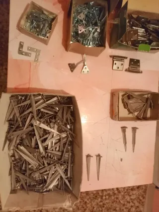 Lotes de herrajes y clavos para carpintería