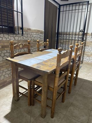 Mesa de comedor con 4 sillas de madera