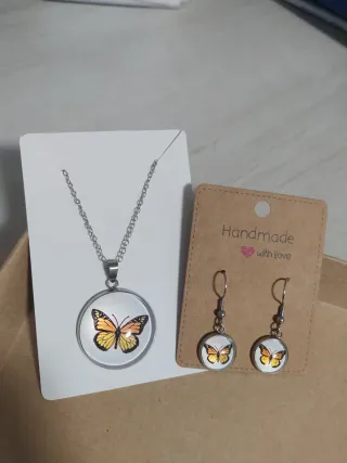 Colgante y pendientes mariposa a juego de acero.