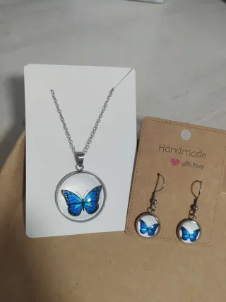 Colgante y pendientes mariposa a juego de acero.