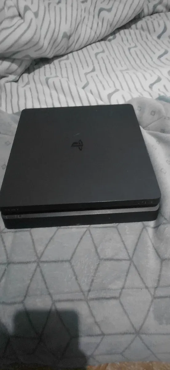 PS4 Negra con cables (sin mandos)