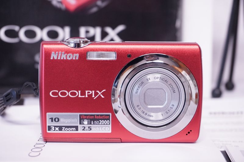 Cámara Digital Nikon COOLPIX S220 Roja + Caja afbeelding 3