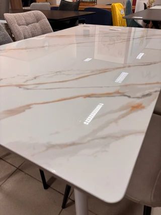 Mesa Mármol Blanca 160cm con Detalles Dorados