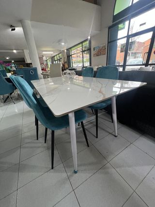 Mesa Mármol Blanca 160cm con Detalles Dorados