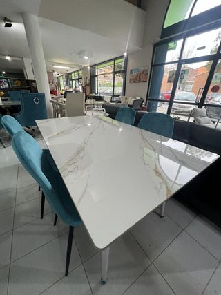 Mesa Mármol Blanca 160cm con Detalles Dorados