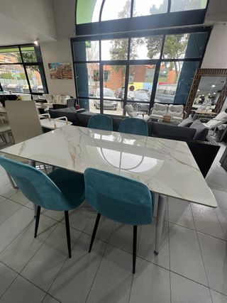 Mesa Mármol Blanca 160cm con Detalles Dorados
