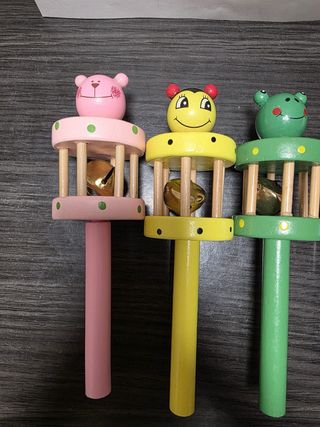 Sonajeros de cascabel de madera