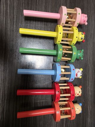 Sonajeros de cascabel de madera