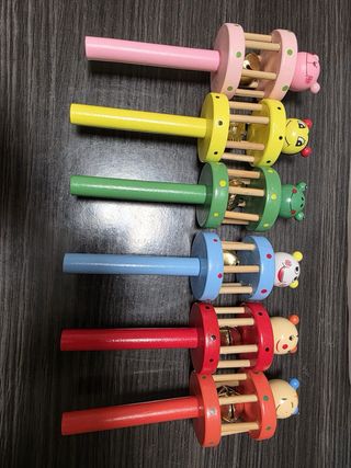 Sonajeros de cascabel de madera