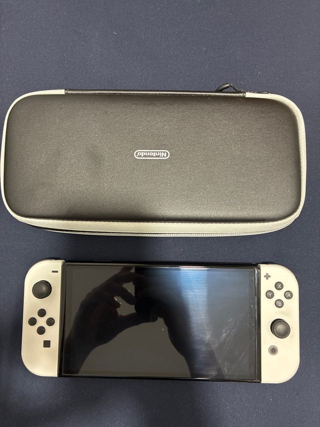 Nintendo Switch OLED poco uso.