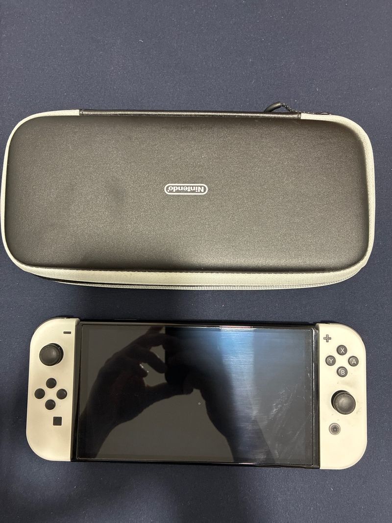 Nintendo Switch OLED poco uso.