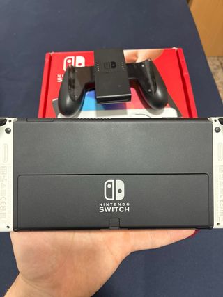 Nintendo Switch OLED poco uso.