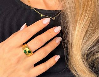 Anillo bañado en oro con circonitas verdes