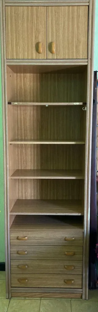 Estantería con cajones de madera