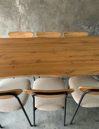 Mesa y 6 sillas a juego