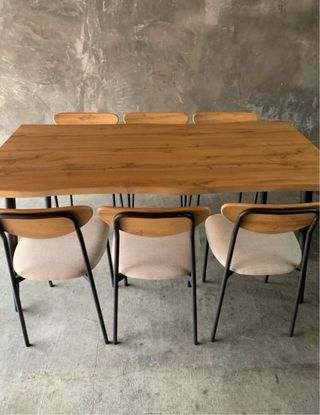 Mesa y 6 sillas a juego