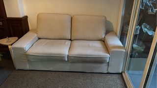 Sofá KIVIK 2 plazas beige.