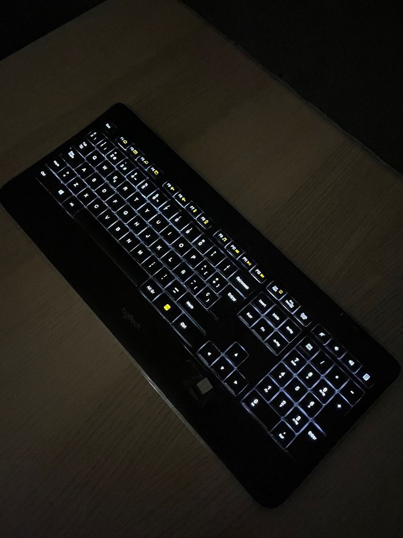 Teclado Inalámbrico Logitech K800 Retroiluminado