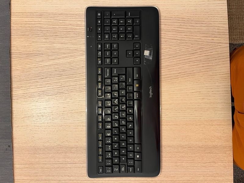 Teclado Inalámbrico Logitech K800 Retroiluminado afbeelding 2