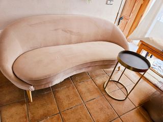 Sofá curvo rosa palo 3 plazas