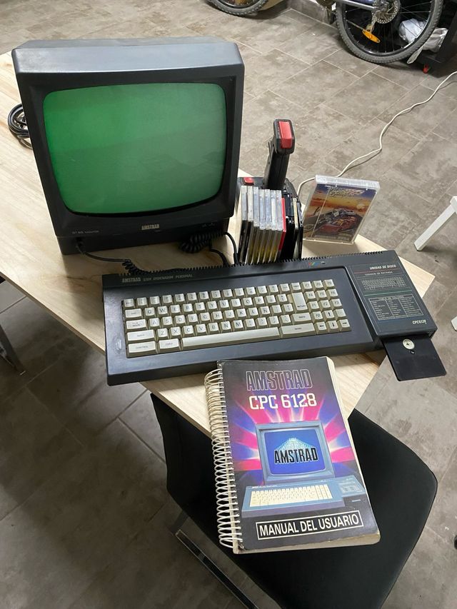 Amstrad CPC 6128 con joystick y manual
