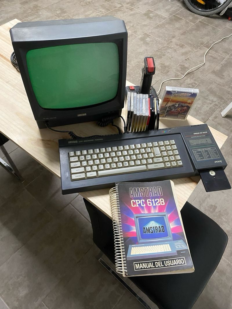 Amstrad CPC 6128 con joystick y manual afbeelding 2