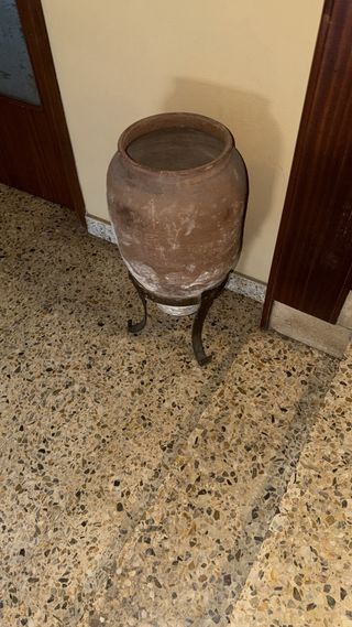 Tinaja de barro con pie de forja