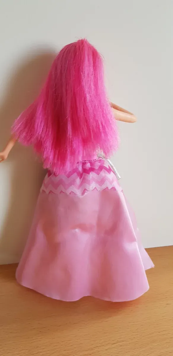 Barbie Rock & Royals Courtney Cantante