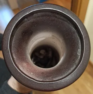 Jarrón de cerámica marrón con rosas plateadas