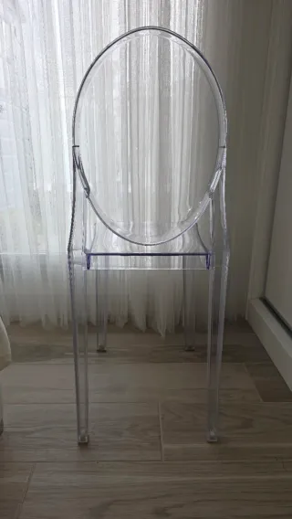 2 Sillas transparentes