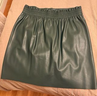 Falda verde efecto piel