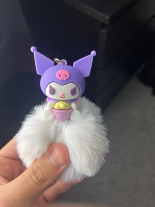 Porta-chaves Kuromi com pompom branco