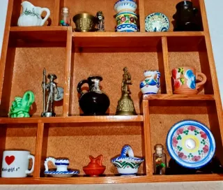 Casita madera con adornos cerámica