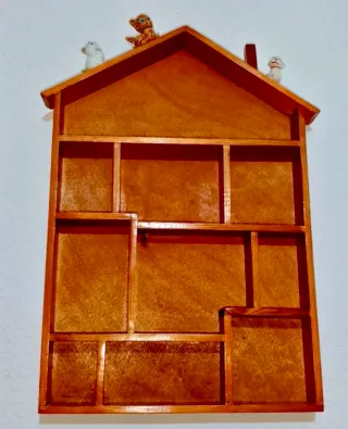 Casita madera con adornos cerámica