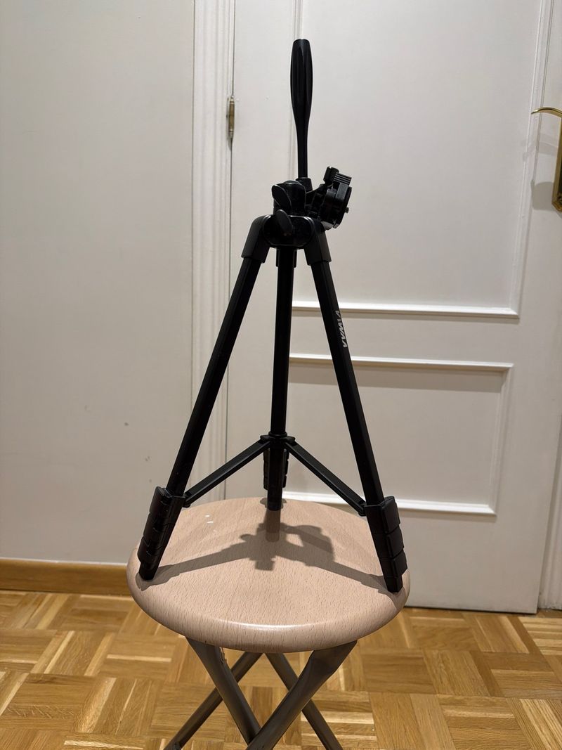 Trípode negro para cámara