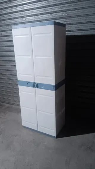 Armario de plástico blanco y azul