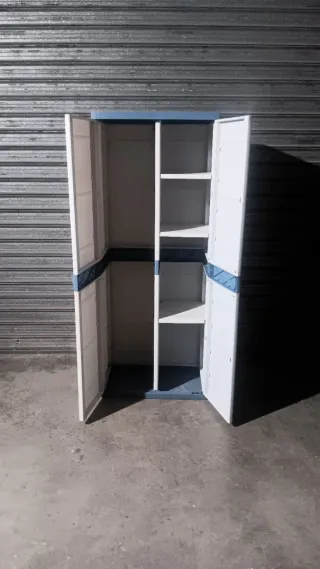 Armario de plástico blanco y azul