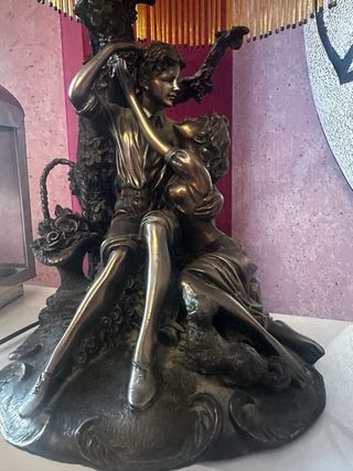 Lámpara de bronce vintage con figuras