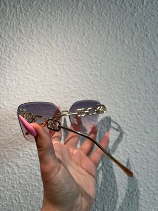 Gafas de sol cuadradas moradas y doradas