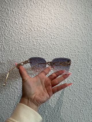 Gafas de sol cuadradas moradas y doradas
