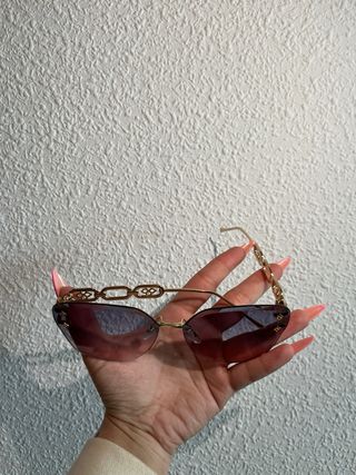 Gafas de sol cuadradas moradas y doradas