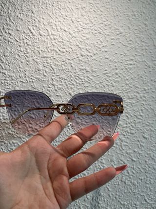 Gafas de sol cuadradas moradas y doradas