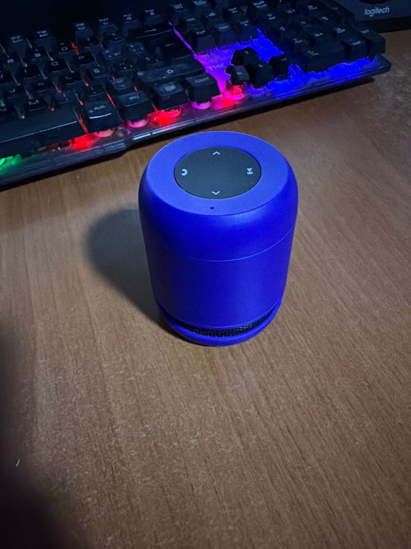 Altavoz pequeño azul