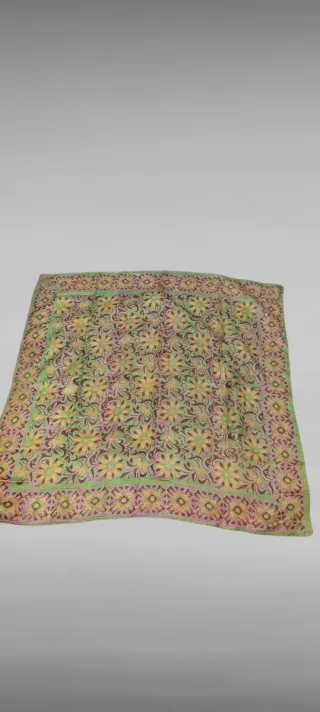 Pañuelo de seda verde con estampado floral