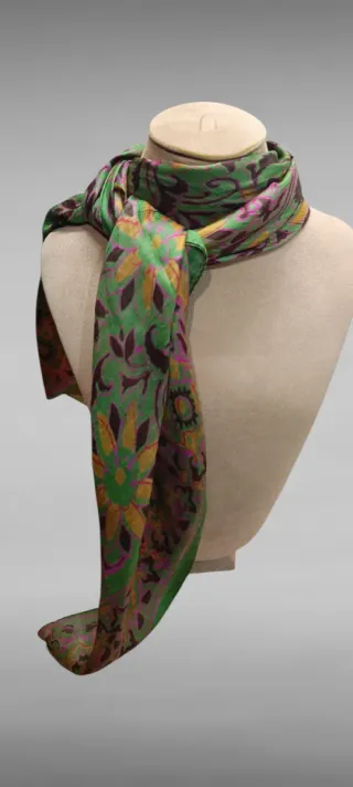 Pañuelo de seda verde con estampado floral