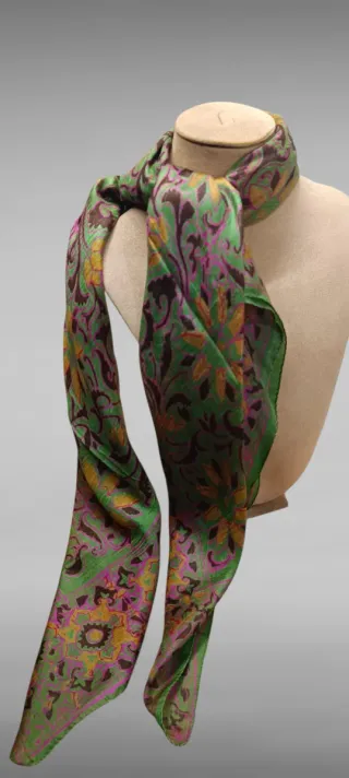 Pañuelo de seda verde con estampado floral